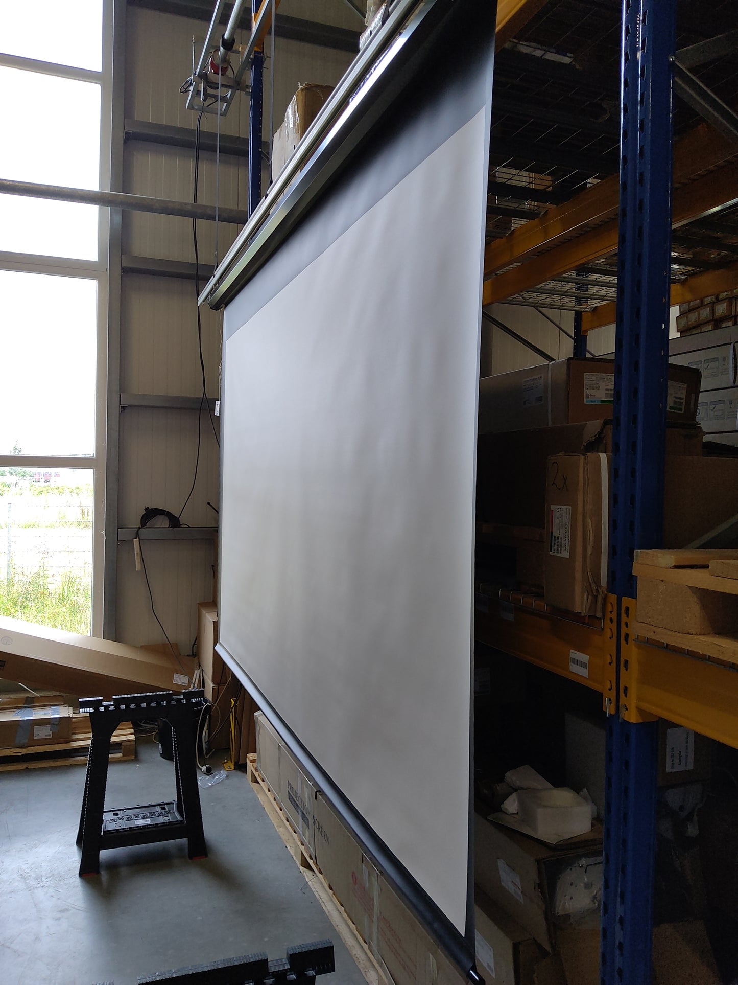 D'occasion - Très bon état // VMAX - Noir / 16:9 / 135" (299 x 168 / Top-Drop 20 cm) // B-VMAX135UWH2-243H00563