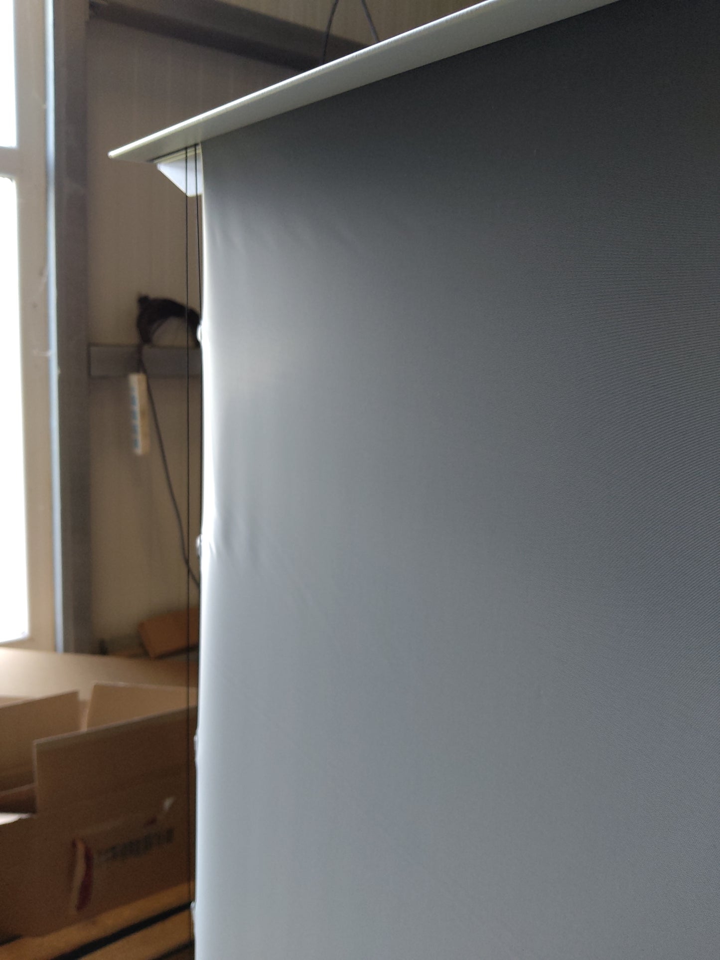 D'occasion - Comme neuf // KESTREL FLOOR-UP 5 - CLR5 / 16:9 / 101" (224 x 126 cm) Convient pour : projecteur à ultra-courte focale (UST) // B-FTE101XH2-CLR5-B8-252H01388