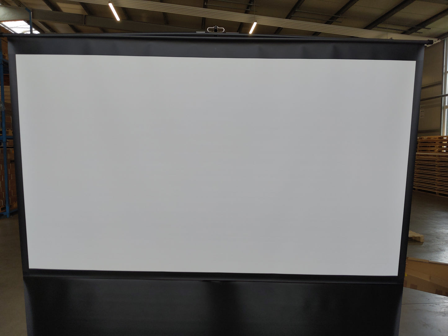 Occasion - Condition : Comme neuf //EZ CINEMA - MaxWhite / 16:9 / 100" (222x125 cm)// B-F100NWH-254H00037