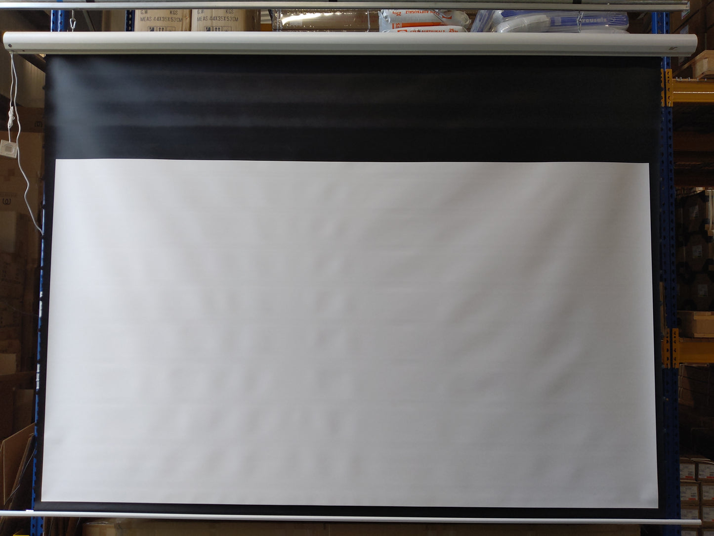 D'occasion - Très bon état // SAKER PREMIUM - MaxWhite FG / 16:9 / 120" (266 x 149 - chute supérieure 50 cm) // B-SK120XHW-E20 - 245H01259