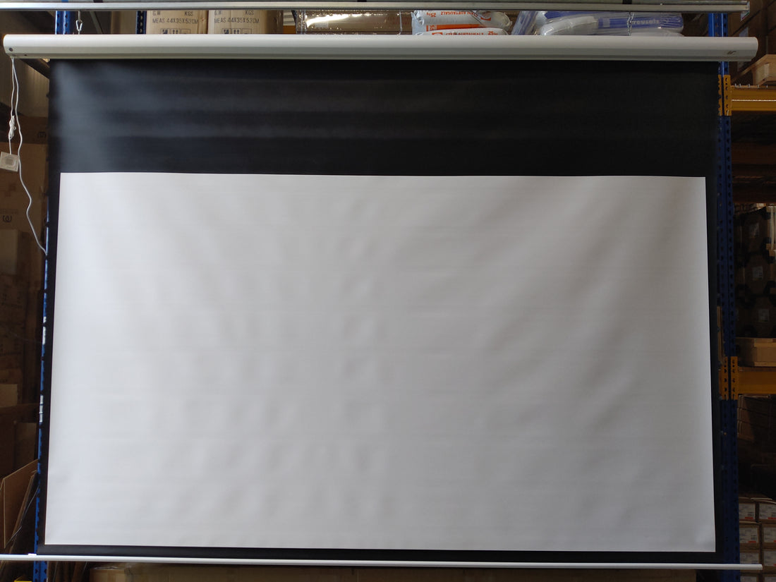 D'occasion - Très bon état // SAKER PREMIUM - MaxWhite FG / 16:9 / 120" (266 x 149 - chute supérieure 50 cm) // B-SK120XHW-E20 - 245H01259