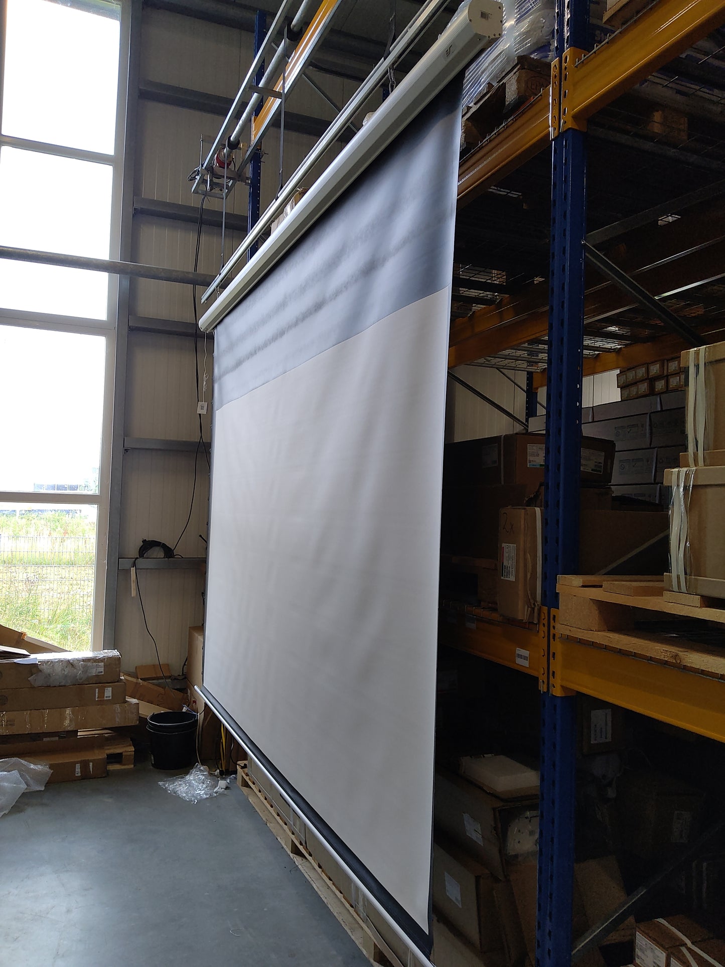 D'occasion - Très bon état // SAKER PREMIUM - MaxWhite FG / 16:9 / 120" (266 x 149 - chute supérieure 50 cm) // B-SK120XHW-E20 - 245H01259