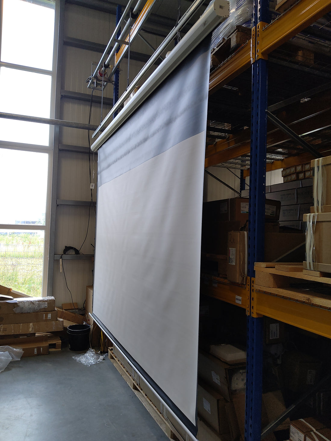 D'occasion - Très bon état // SAKER PREMIUM - MaxWhite FG / 16:9 / 120" (266 x 149 - chute supérieure 50 cm) // B-SK120XHW-E20 - 245H01259