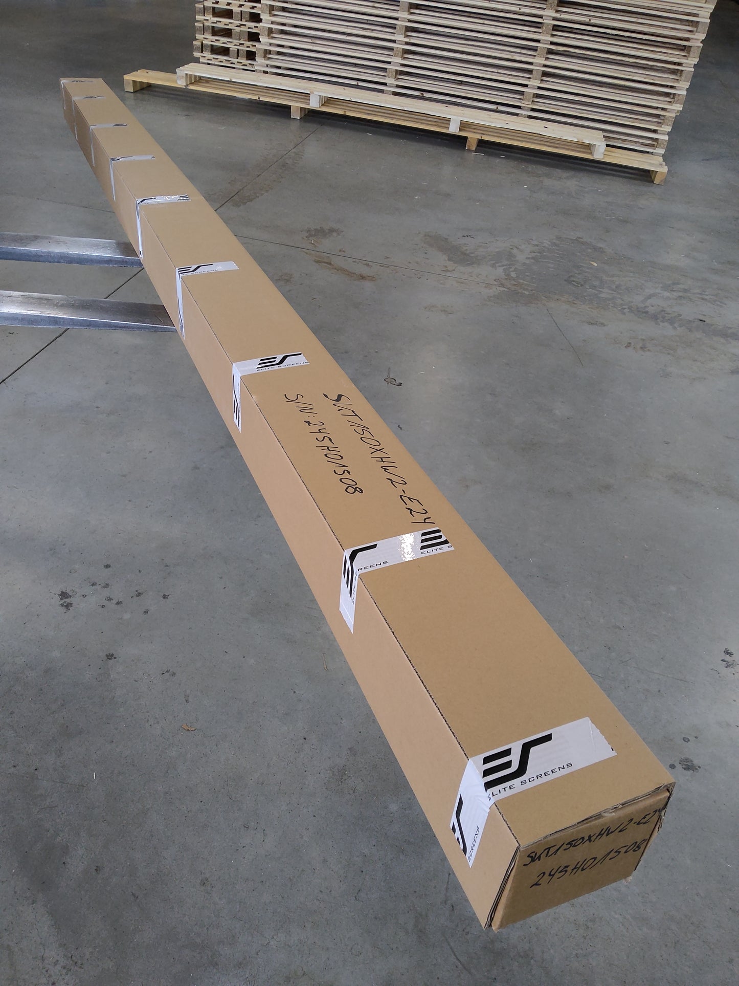 D'occasion - Très bon état // SAKER PREMIUM - MaxWhite FG / 16:9 / 120" (266 x 149 - chute supérieure 50 cm) // B-SK120XHW-E20 - 245H01259