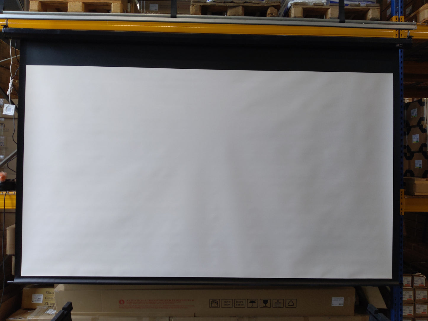 D'occasion - Très bon état // VMAX - Noir / 16:9 / 135" (299 x 168 / Top-Drop 20 cm)  // B-VMAX135UWH2-243H00563